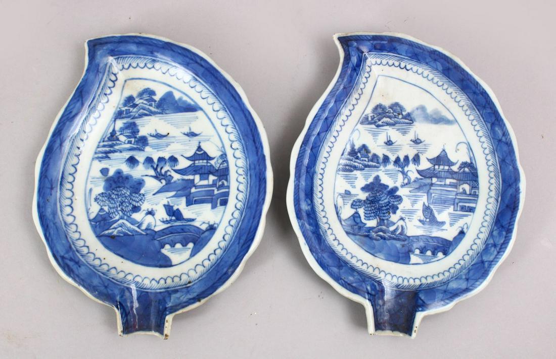 A GOOD PAIR OF 18TH / 19TH CENTURY CHINESE BLUE & WHITE (1 of 3)
