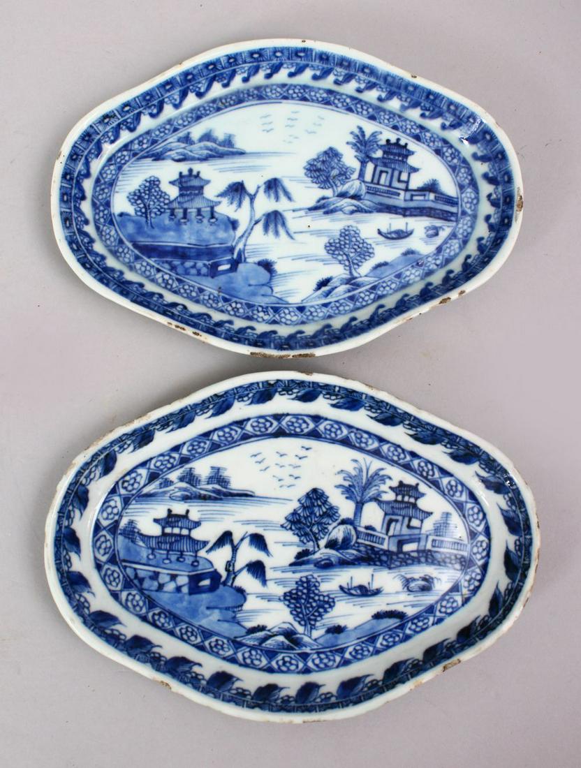 A GOOD PAIR OF 18TH CENTURY CHINESE BLUE & WHITIE (1 of 4)