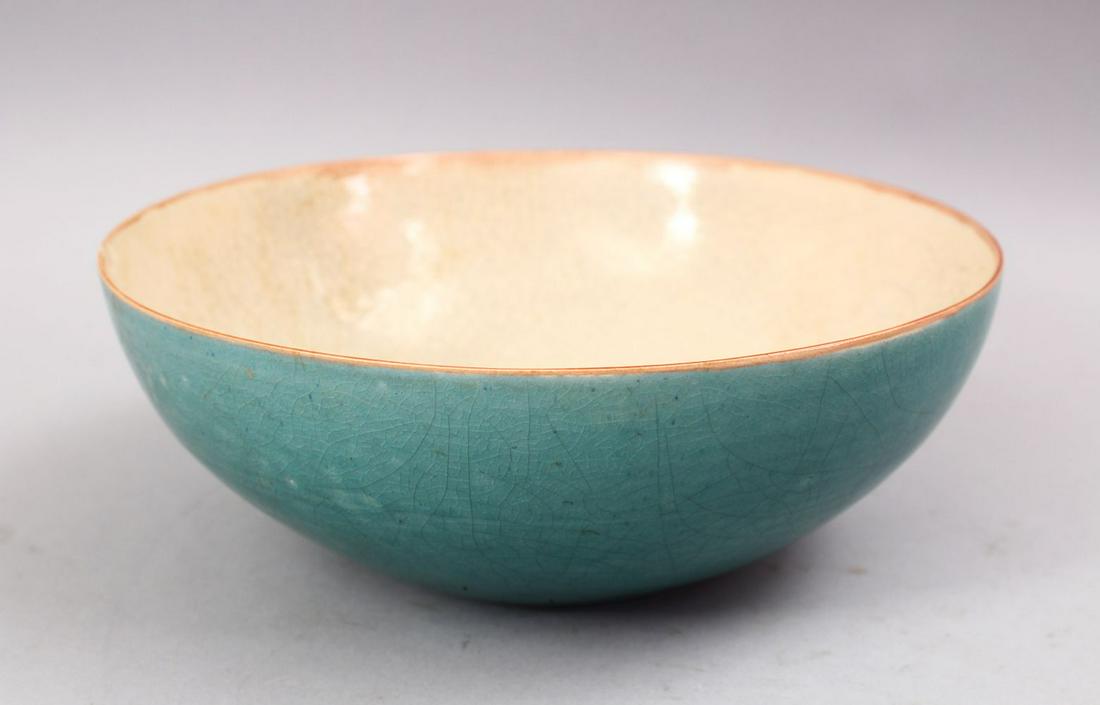 A CHINESE SONG STYLE CELADON CRACLE GLAZED POTTERY: A CHINESE SONG STYLE CELADON CRACLE GLAZED POTTERY BOWL, the exterior with a blue ground and an impressed mark, 21.5cm.