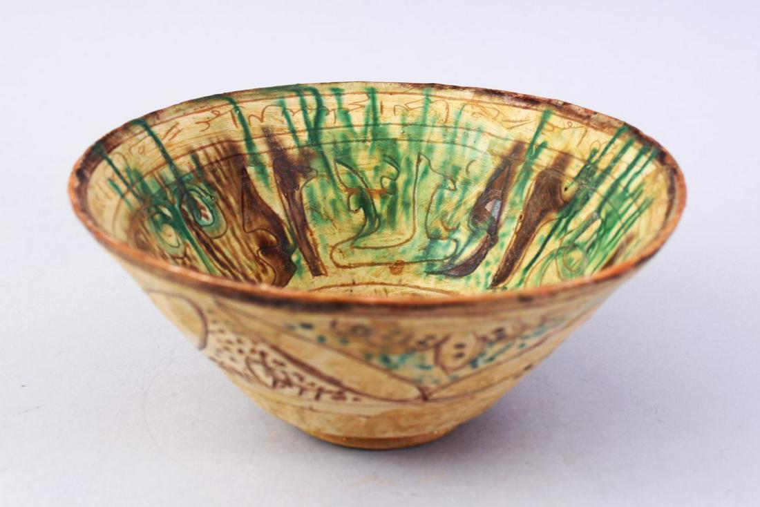 A GOOD PERSIAN NISHAPUR THREE COLOUR POTTERY DISH, 20cm (1 of 9)