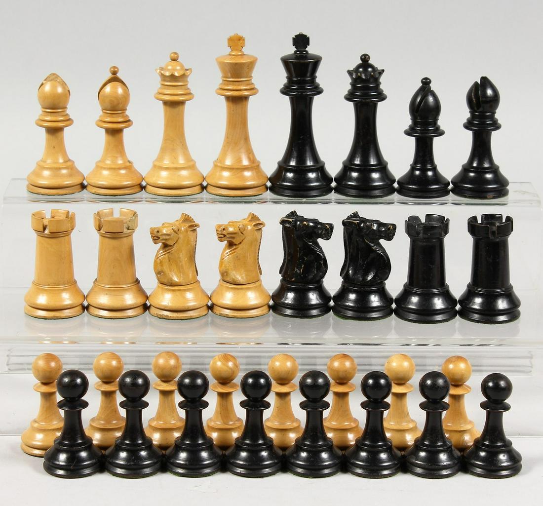 A STAUNTON PATTERN WOOD CHESS SET. Kings 9cm tall.: A STAUNTON PATTERN WOOD CHESS SET. Kings 9cm tall.