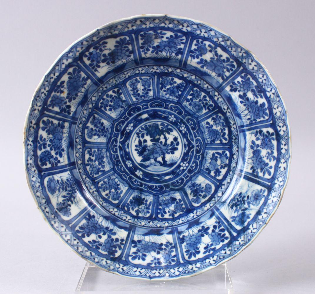 A 18TH CENTURY CHINESE BLUE & WHITE PORCELAIN PLATE,: A 18TH CENTURY CHINESE BLUE & WHITE PORCELAIN PLATE, AF. 22CM.