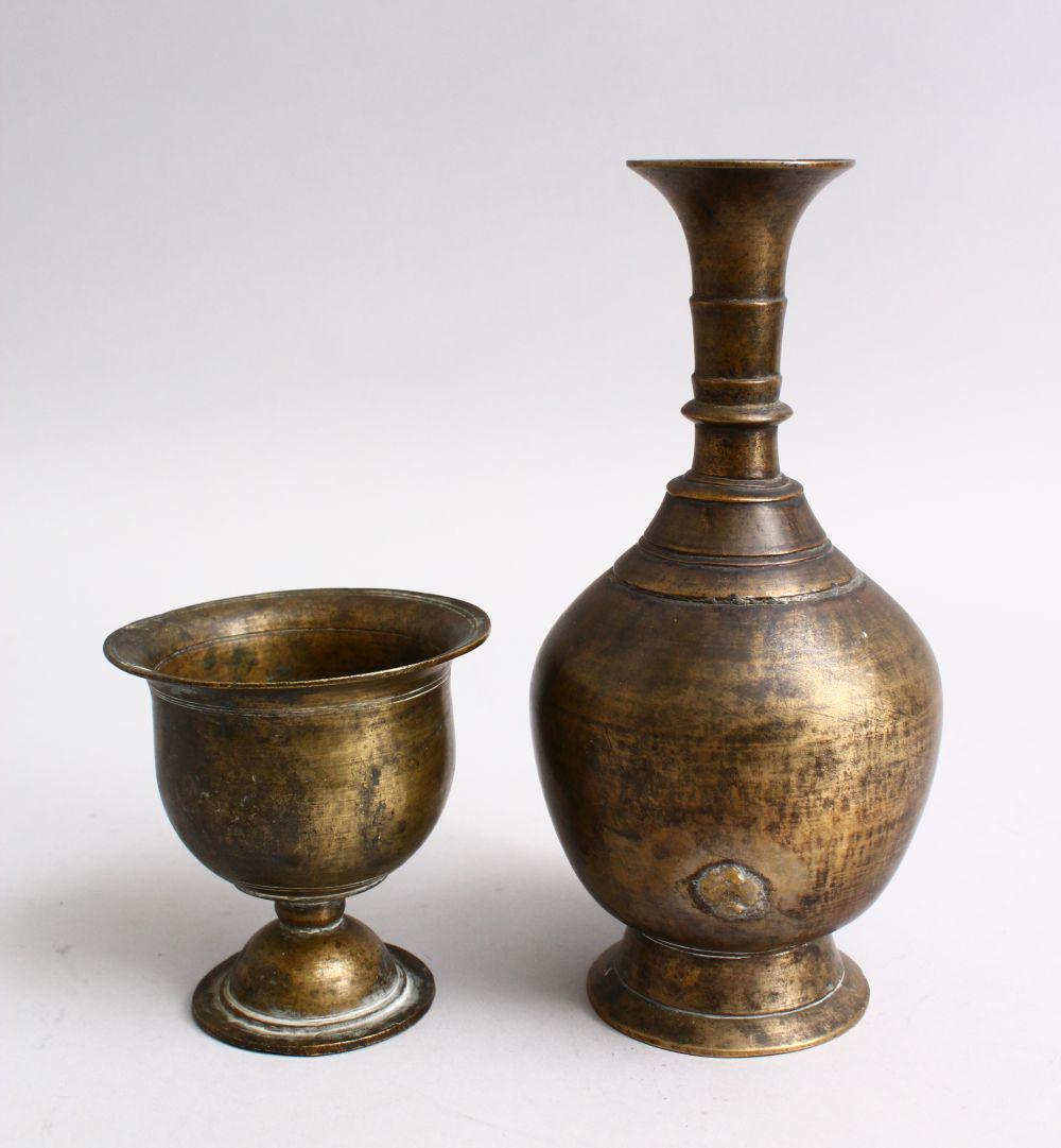 A SET OF 17TH / 18TH CENTURY INDIAN BRONZE DRINKING (1 of 3)
