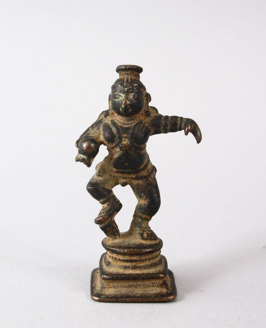 A FINE 17TH CENTURY INDIAN BRONZE FIGURE OF BABY (1 of 6)