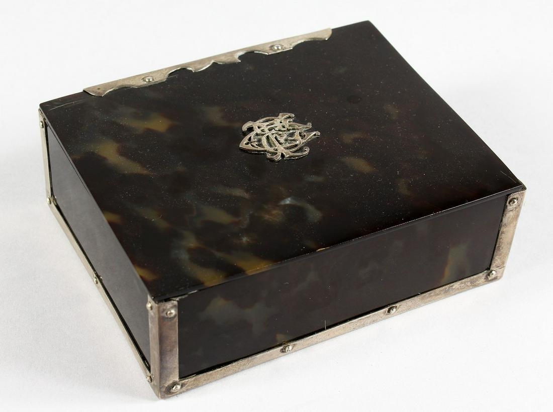 A GOOD TORTOISESHELL BOX, with hinged lid and crest: A GOOD TORTOISESHELL BOX, with hinged lid and crest F.E.C. 5.25ins long.