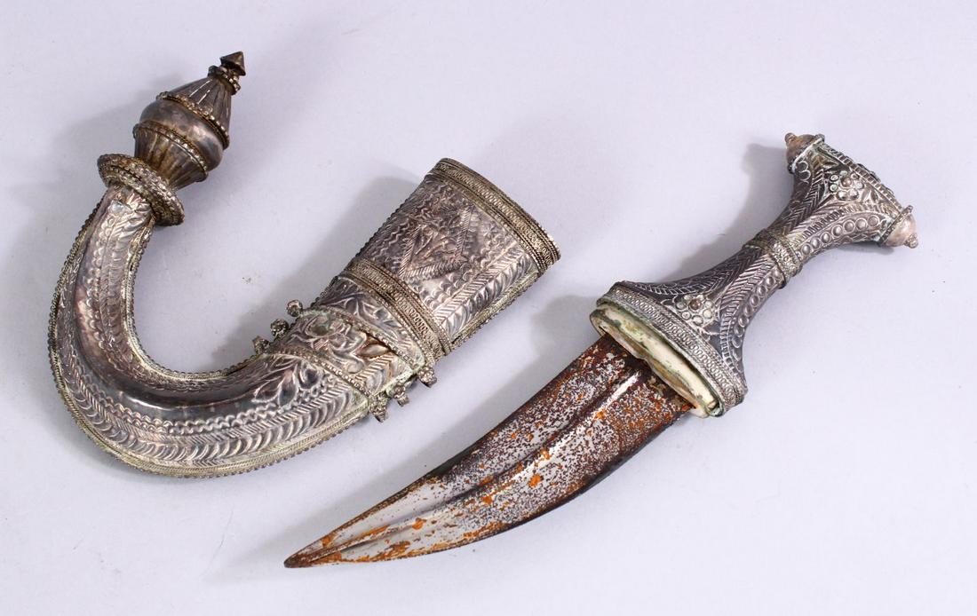A GOOD 19TH CENTURY WHITE METAL YEMENI JAMBIYA DAGGER - (1 of 4)