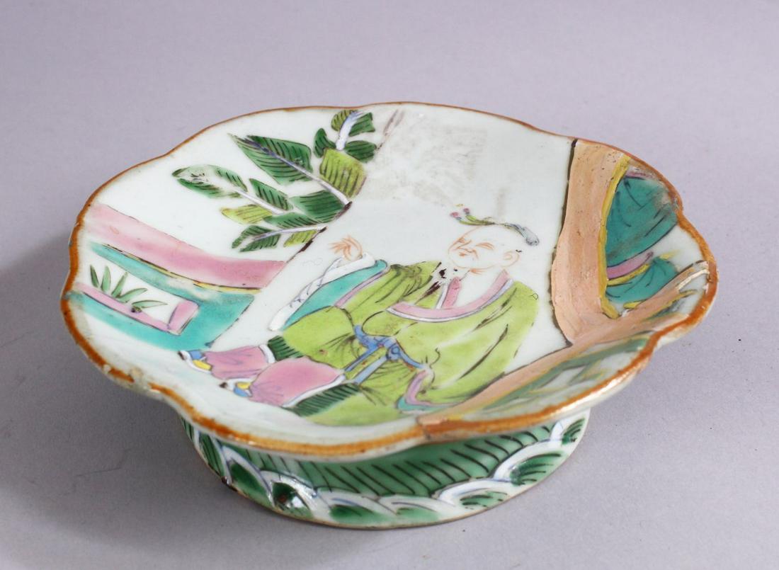 A 19TH CENTURY FAMILLE ROSE PORCELAIN DISH, decorated (1 of 3)