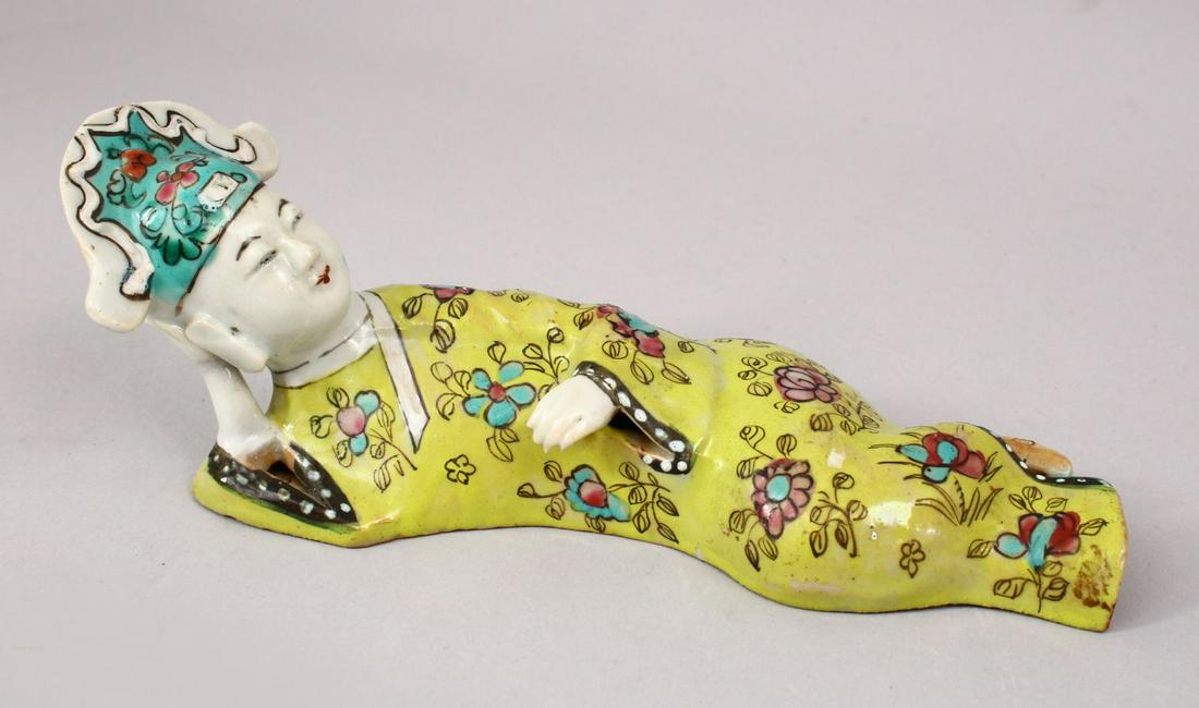 A CHINESE 19TH CENTURY FAMILLE ROSE PORCELAIN WALL: A CHINESE 19TH CENTURY FAMILLE ROSE PORCELAIN WALL HANGING FIGURE, depicting a recumbent lady, 21cm.