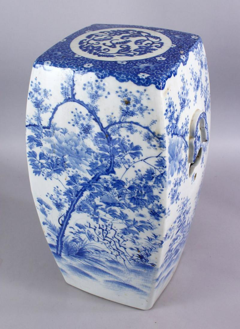 A GOOD JAPANESE MEIJI PERIOD BLUE & WHITE PORCELAIN (1 of 5)