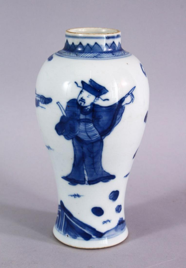 A 19TH CENTURY CHINESE BLUE & WHITE PORCELAIN VASE, (1 of 5)