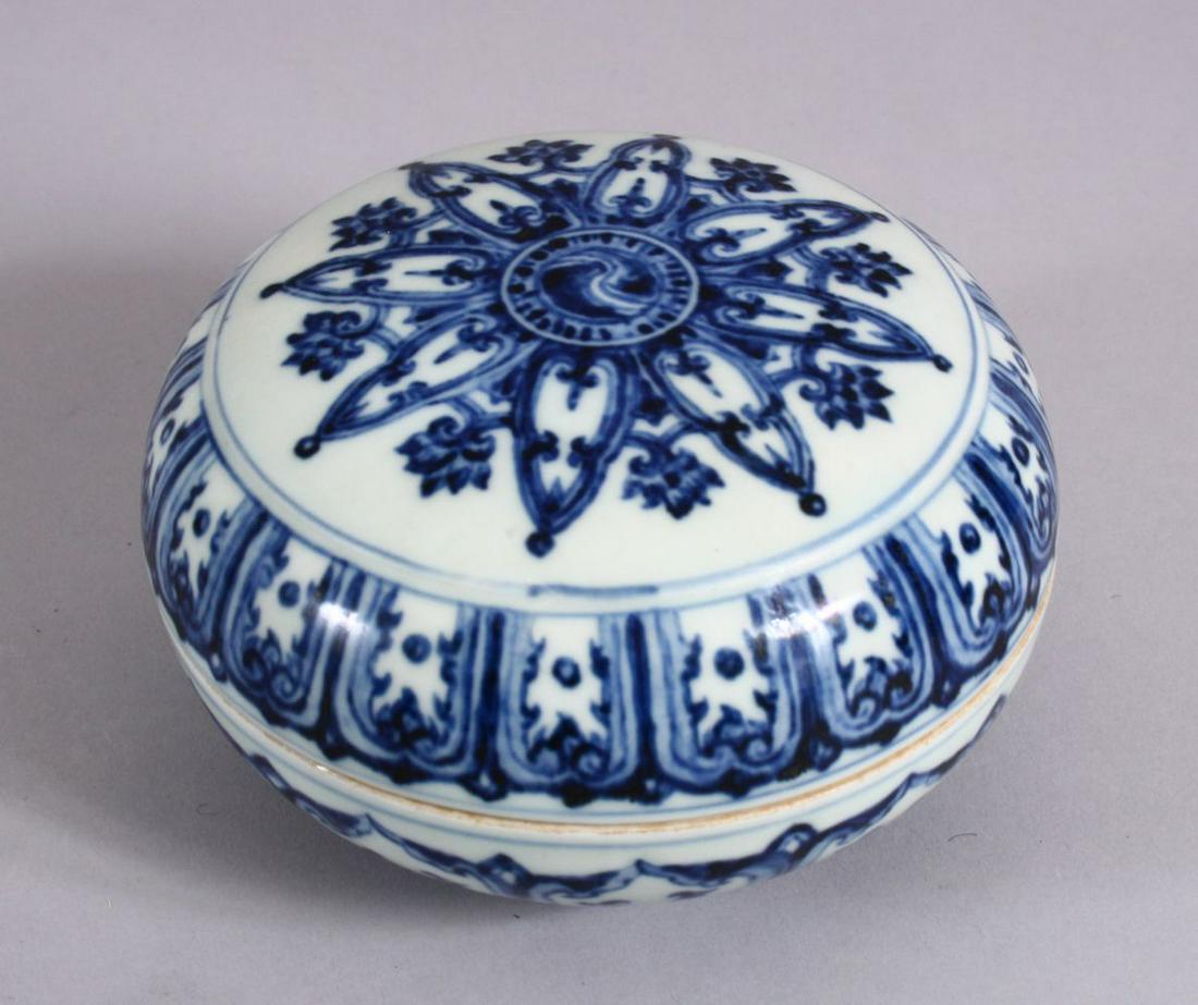 A CHINESE MING STYLE BLUE & WHITE PORCELAIN BOX & (1 of 5)