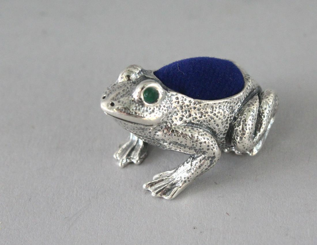 A SILVER EMERALD EYE FROG PIN CUSHION. 1.25ins.: A SILVER EMERALD EYE FROG PIN CUSHION. 1.25ins.