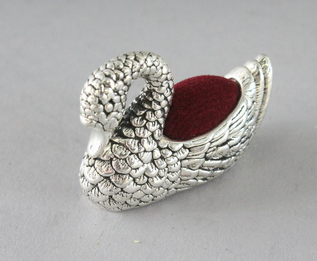 A SILVER SWAN PIN CUSHION. 1.5ins.: A SILVER SWAN PIN CUSHION. 1.5ins.
