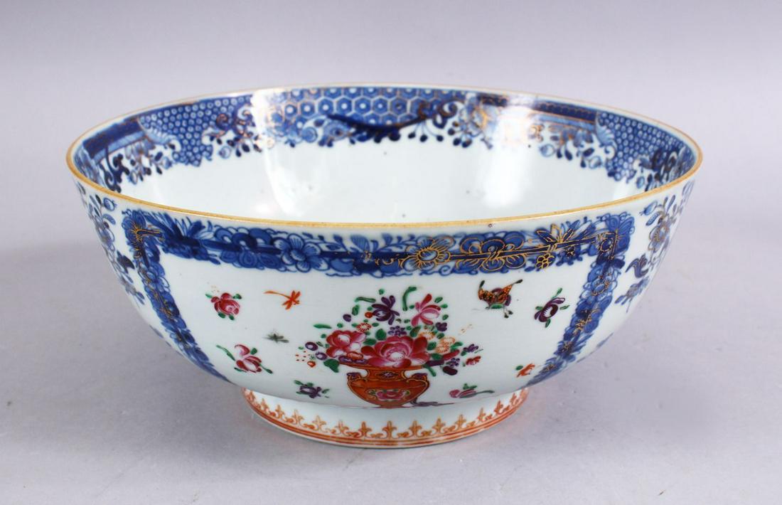 A FINE 18TH CENTURY CHINESE QIANLONG FAMILLE ROSE &: A FINE 18TH CENTURY CHINESE QIANLONG FAMILLE ROSE & UNDERGLAZE BLUE PORCELAIN BOWL, the inner with a band of gilt highlighted border decoration with a central display of flora, the exterior with finel