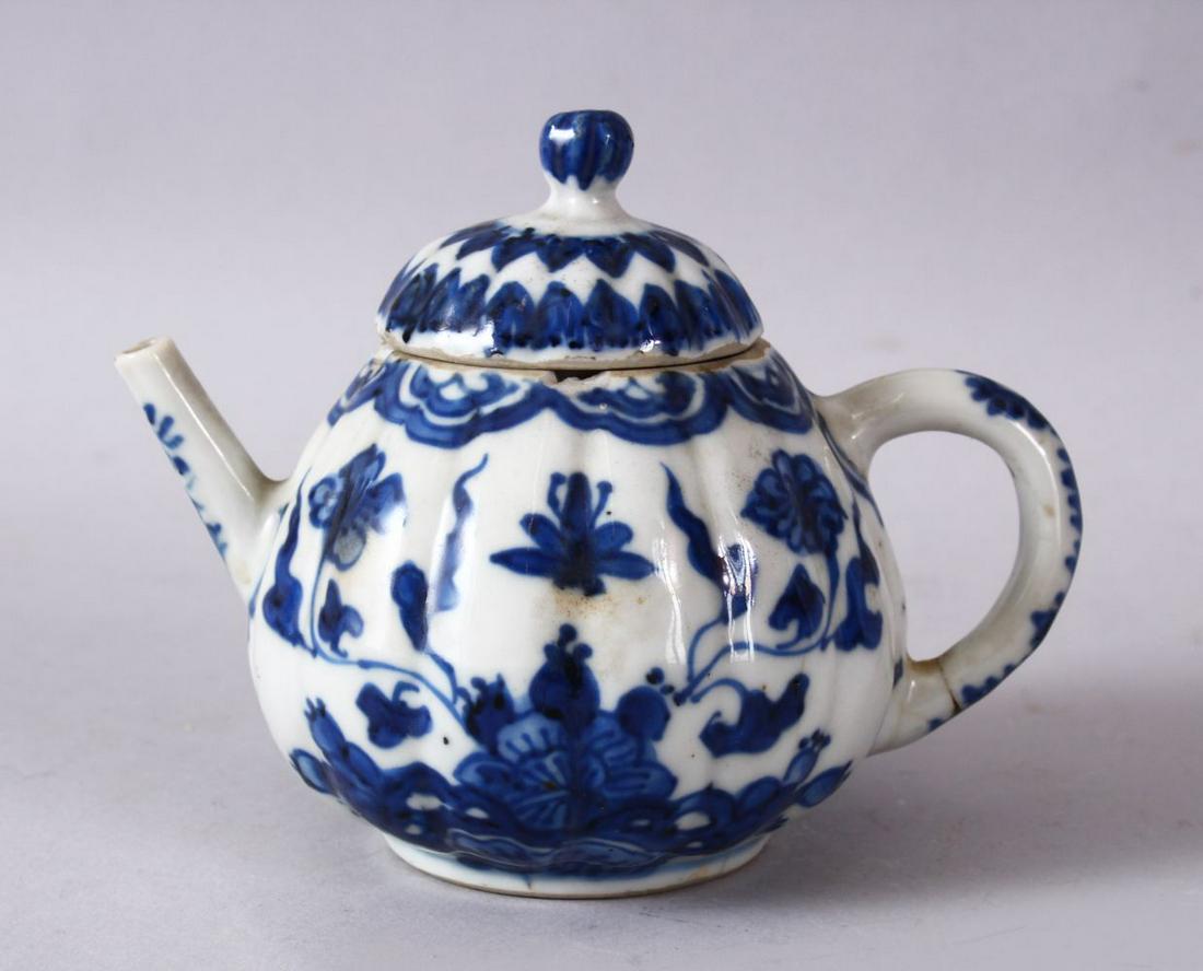 A 19TH / 20TH CENTURY CHINESE BLUE & WHITE PORCELAIN (1 of 5)