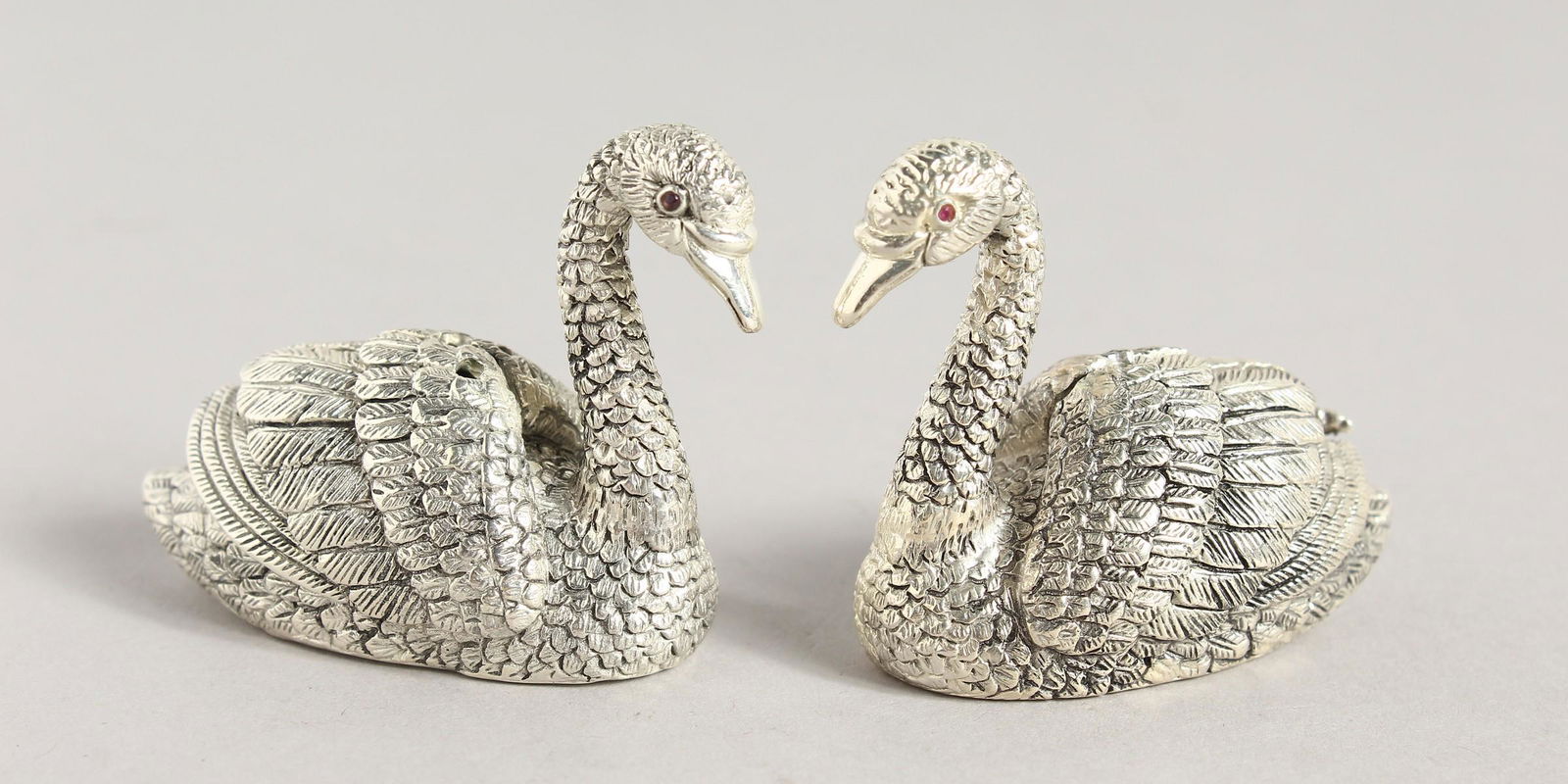 A PAIR OF .925 SILVER PLATE SWANS SALT AND PEPPERS.: A PAIR OF .925 SILVER PLATE SWANS SALT AND PEPPERS. 1.5ins high.