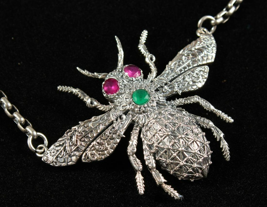 A HEAVY SILVER BUMBLE BEE NECKLACE.: A HEAVY SILVER BUMBLE BEE NECKLACE.