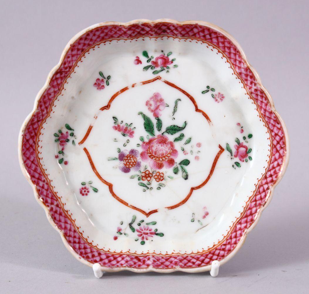 AN 18TH CENTURY FAMILLE ROSE SPOON TRAY, 13cm diameter.: AN 18TH CENTURY FAMILLE ROSE SPOON TRAY, 13cm diameter.