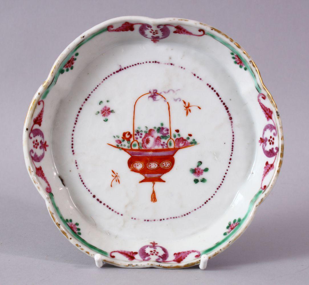 AN 18TH CENTURY CHINESE FAMILLE ROSE CIRCULAR SHAPED: AN 18TH CENTURY CHINESE FAMILLE ROSE CIRCULAR SHAPED SPOON TRAY, painted with a basket of flowers, 15cm diameter.