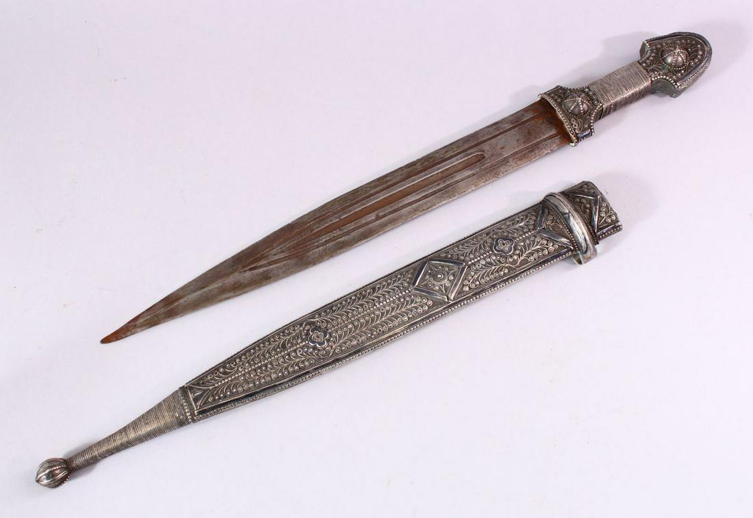 A 19TH CENTURY RUSSIAN KINJAL DAGGER with niello: A 19TH CENTURY RUSSIAN KINJAL DAGGER with niello decoration to the scabbard and hilt, 49cm long.
