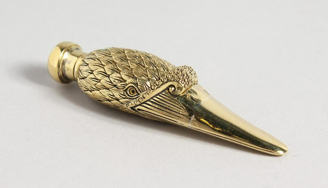 AN 18TH CARAT GOLD PLATED SWAN PERFUME BOTTLE: AN 18TH CARAT GOLD PLATED SWAN PERFUME BOTTLE