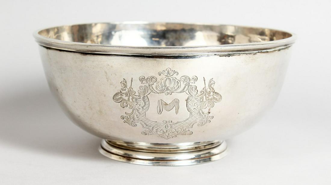 A SUPERB GEORGE I SILVER CIRCULAR PEDESTAL BOWL 7.75: A SUPERB GEORGE I SILVER CIRCULAR PEDESTAL BOWL 7.75 ins diameter London 1721, maker James Smith, weighs 17 ozs The arms on this bowl are engraved. argent a maunch sable. there is no crest as the scal