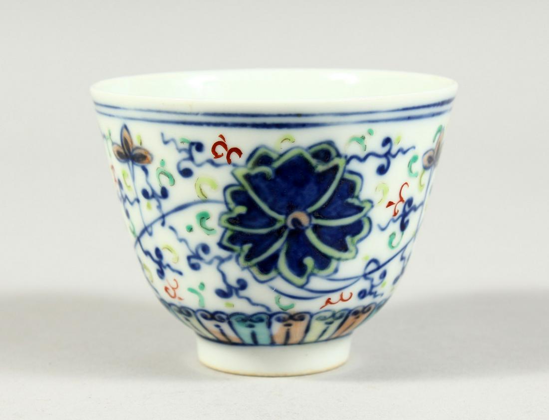 A CHINESE BLUE AND WHITE CIRCULAR BOWL, square blue: A CHINESE BLUE AND WHITE CIRCULAR BOWL, square blue mark. 2.75ins diameter.
