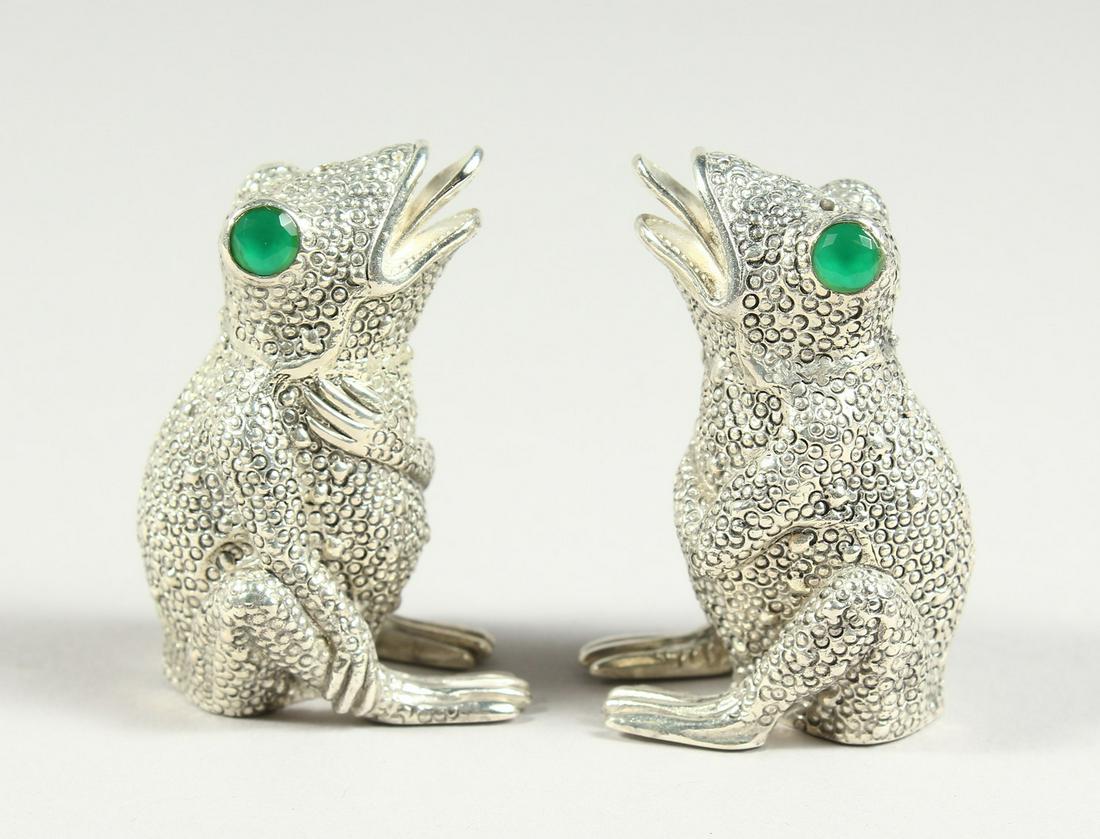 A PAIR OF .800 FROG SALT AND PEPPER: A PAIR OF .800 FROG SALT AND PEPPER