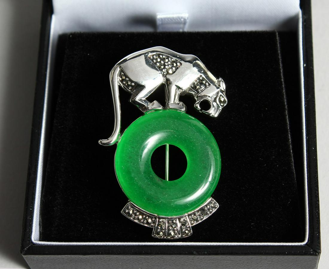 A SILVER AND JADE PANTHER BROOCH: A SILVER AND JADE PANTHER BROOCH