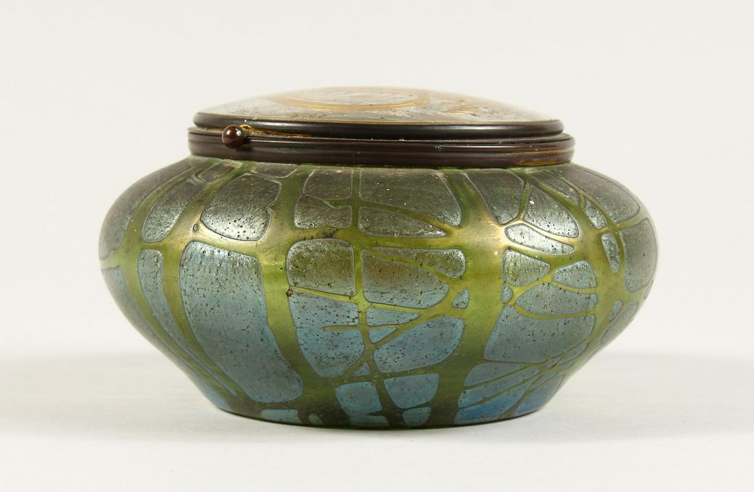 A GOOD LOETZ MANNER CIRCULAR BOWL with hinged lid, with: A GOOD LOETZ MANNER CIRCULAR BOWL with hinged lid, with gilt decoration. 6ins diameter, 3 ins high.
