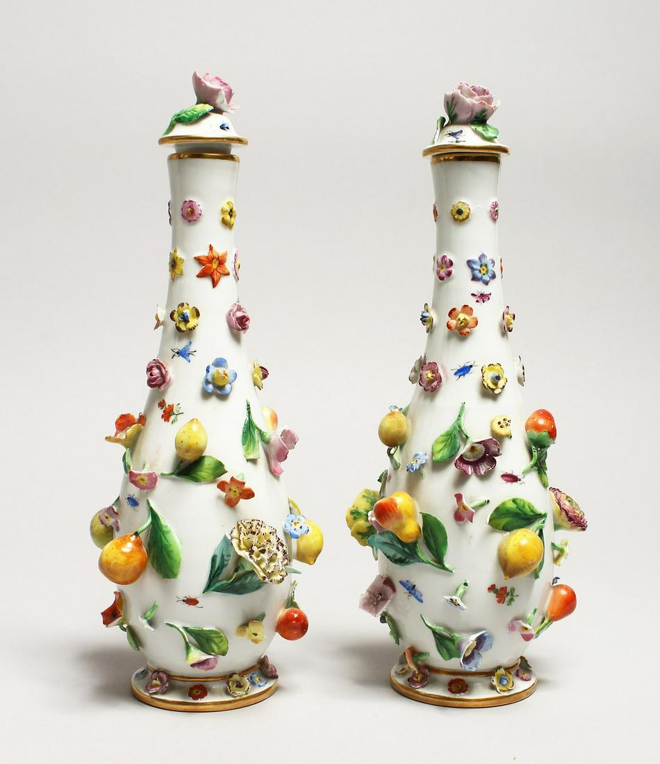 A GOOD PAIR OF MEISSEN FLOWER AND FRUIT ENCRUSTED VASES: A GOOD PAIR OF MEISSEN FLOWER AND FRUIT ENCRUSTED VASES AND COVERS. Cross swords mark in blue. 10.5ins high.