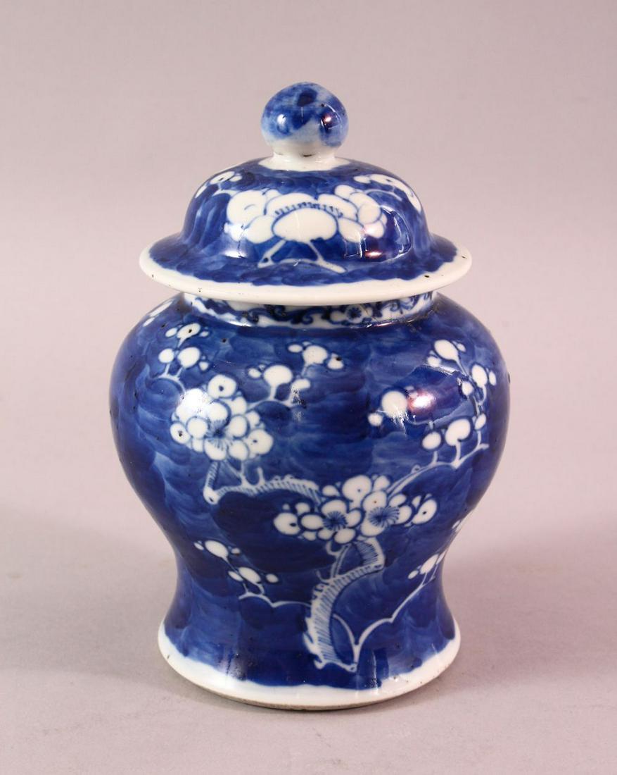 A 19TH / 20TH CENTURY CHINESE BLUE & WHITE PORCELAIN: A 19TH / 20TH CENTURY CHINESE BLUE & WHITE PORCELAIN PRUNUS JAR & COVER, with prunus decoration, 17cm