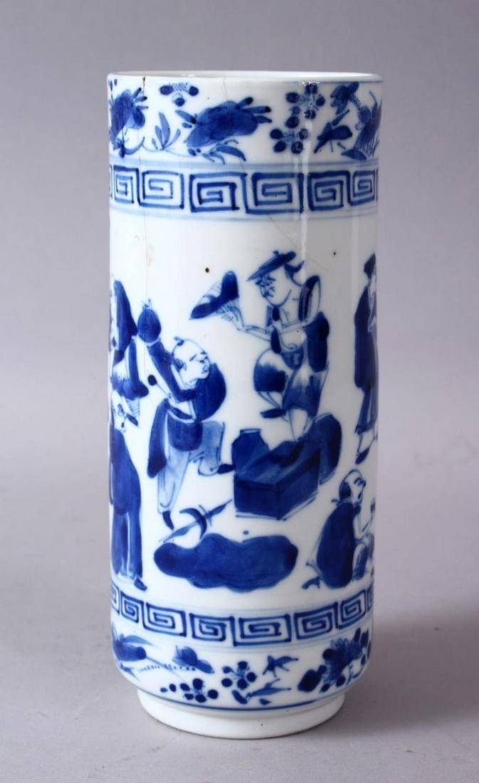 AN 18TH / 19TH CENTURY CHINESE BLUE & WHITE PORCELAIN: AN 18TH / 19TH CENTURY CHINESE BLUE & WHITE PORCELAIN SLEEVE VASE, the body of the vase decorated with figures holding treasure or currency, with bands of greek key borders and floral display, the bas