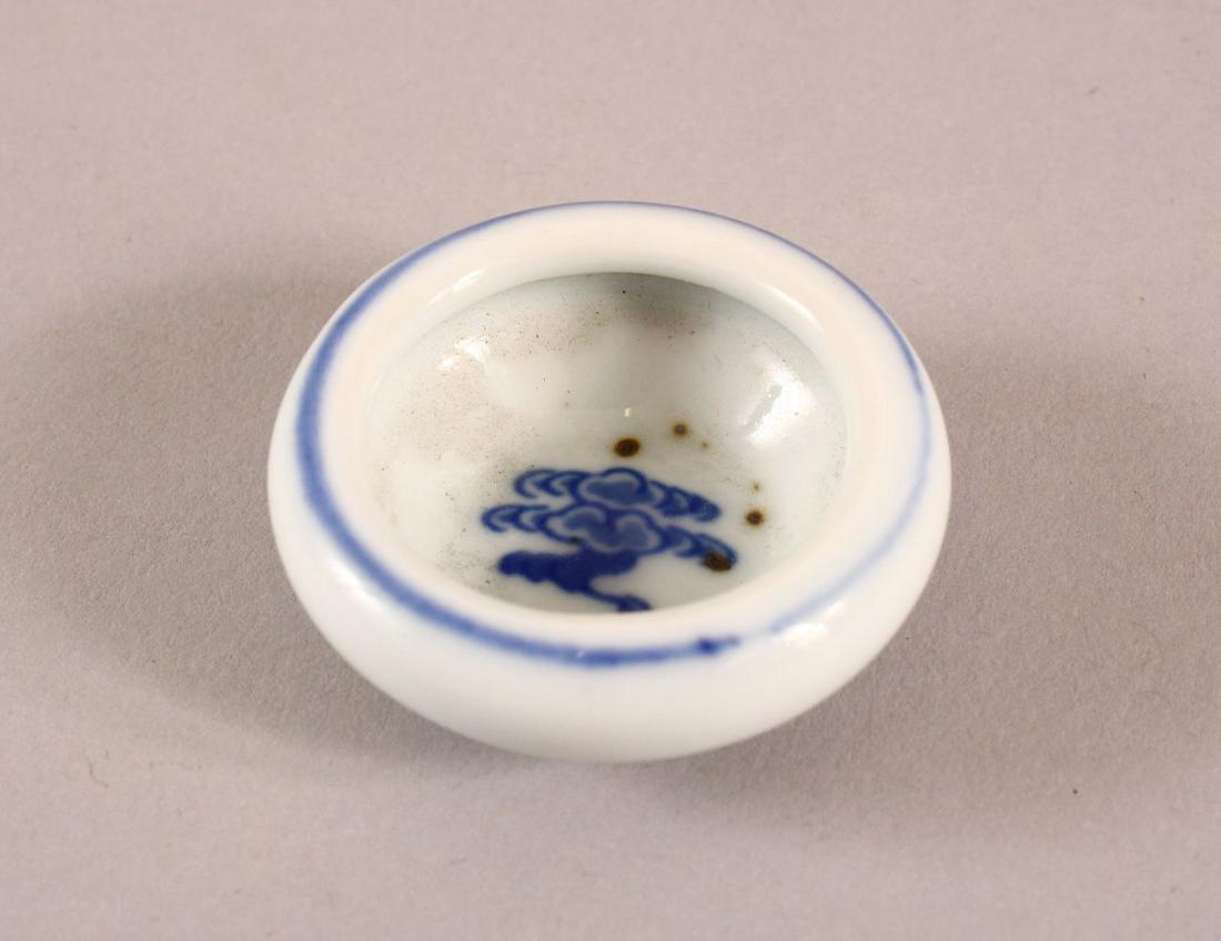 A SMALL 19TH CENTURY CHINESE BLUE & WHITE BRUSH WASHER (1 of 3)