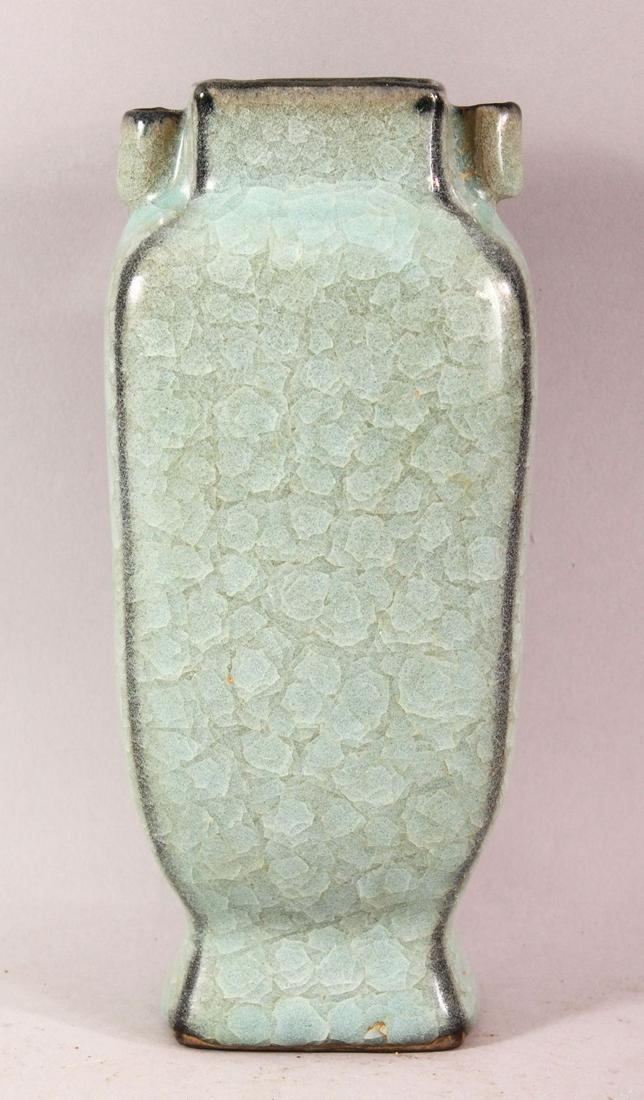 A CHINESE SONG STYLE CRACKLE GLAZE PORCELAIN VASE -: A CHINESE SONG STYLE CRACKLE GLAZE PORCELAIN VASE - with twin handles, the base with a raised mark, 22cm