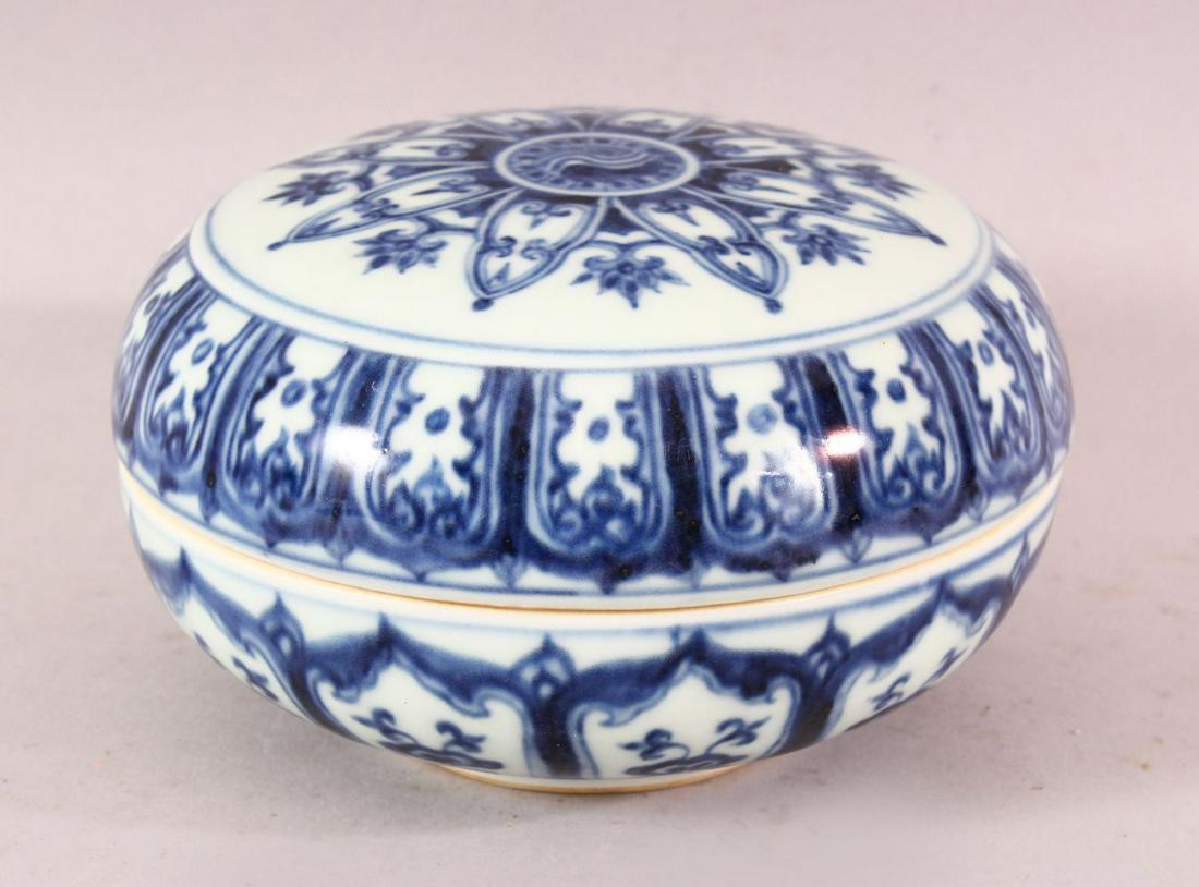 A CHINESE MING STYLE BLUE & WHITE PORCELAIN YINGYAN BOX: A CHINESE MING STYLE BLUE & WHITE PORCELAIN YINGYAN BOX & COVER - decorated with lotus rosette decor, the base with a six character mark 14cm