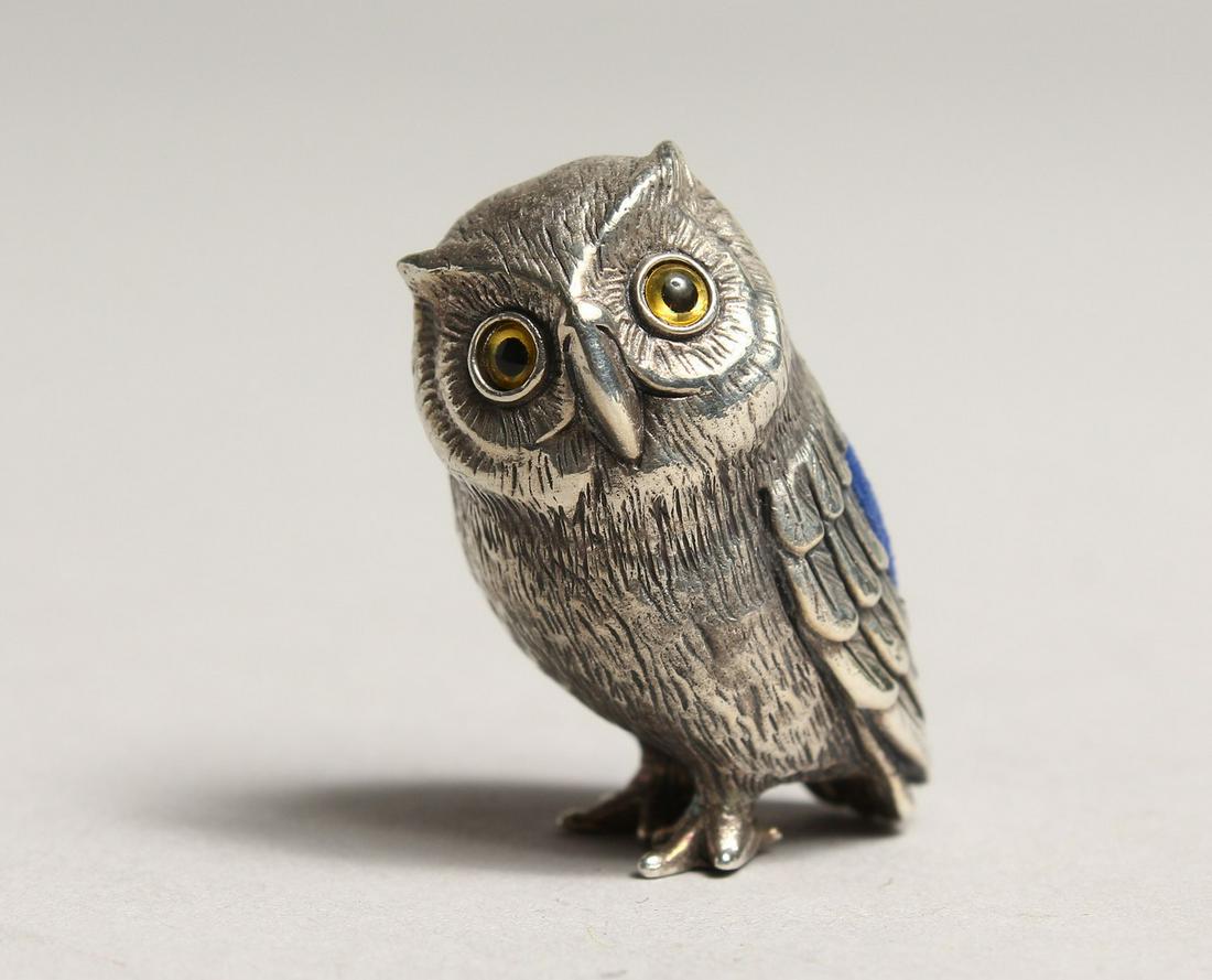 A NOVELTY SILVER OWL PIN CUSHION.: A NOVELTY SILVER OWL PIN CUSHION.