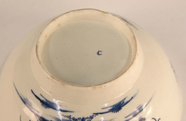 A WORCESTER BLUE AND WHITE WAITING CHINAMAN BOWL - 2