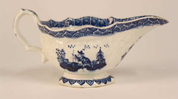 A VERY GOOD BOW BLUE AND WHITE SAUCEBOAT, 8ins lon