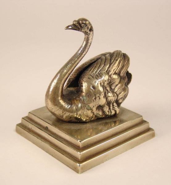 A PLATED SWAN MENU HOLDER 3¾ins high.