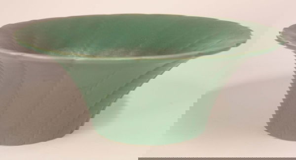 A KEITH MURRAY WEDGWOOD GREEN DEEP CIRCULAR BOWL.: A KEITH MURRAY WEDGWOOD GREEN DEEP CIRCULAR BOWL.