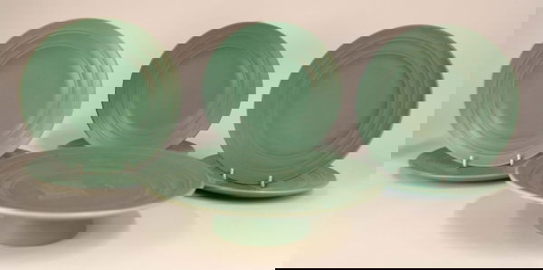 A KEITH MURRAY WEDGWOOD CIRCULAR GREEN COMPORT, 9: A KEITH MURRAY WEDGWOOD CIRCULAR GREEN COMPORT, 9ins diameter and A SET OF SIX CIRCULAR PLATES, 8ins diameter.