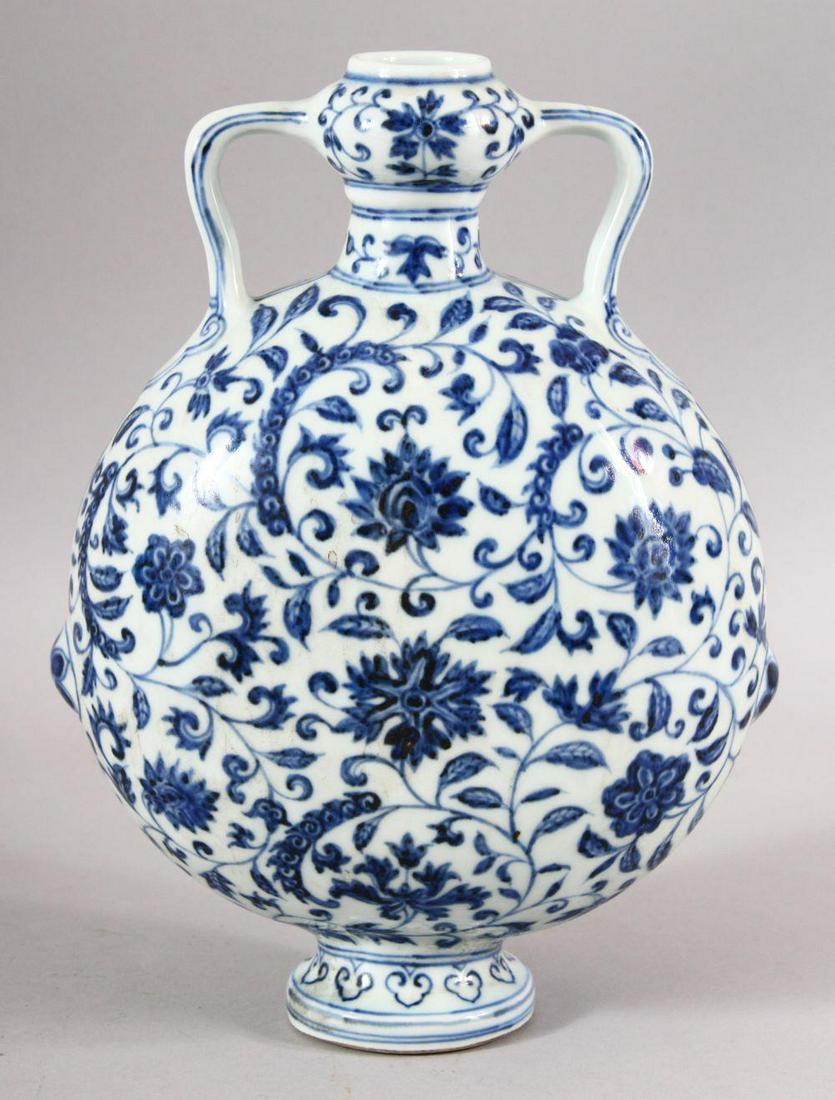 A CHINESE MING STYLE BLUE & WHITE PORCELAIN MOON FLASK (1 of 6)