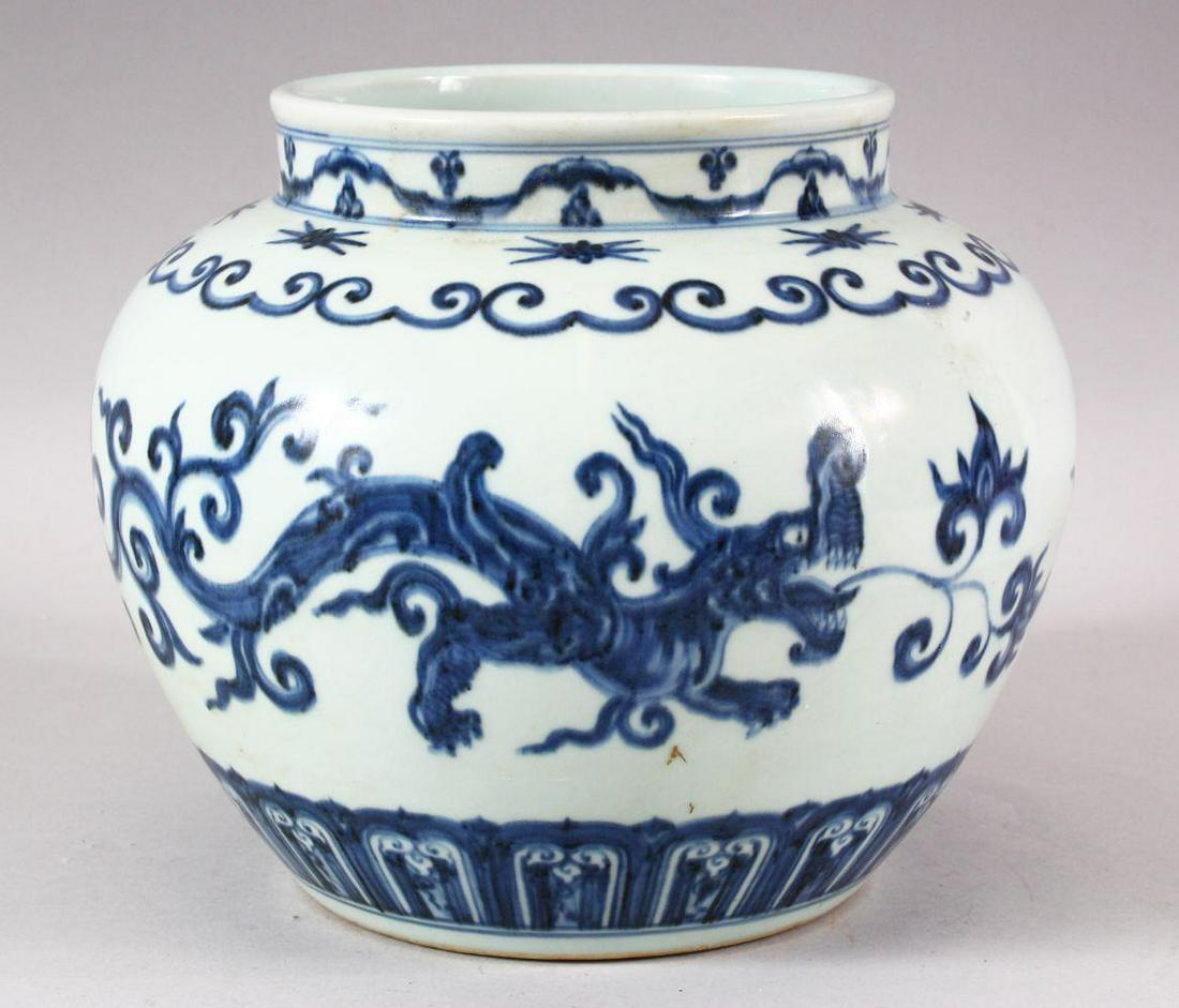 A CHINESE MING STYLE BLUE & WHITE PORCELAIN JAR - (1 of 7)