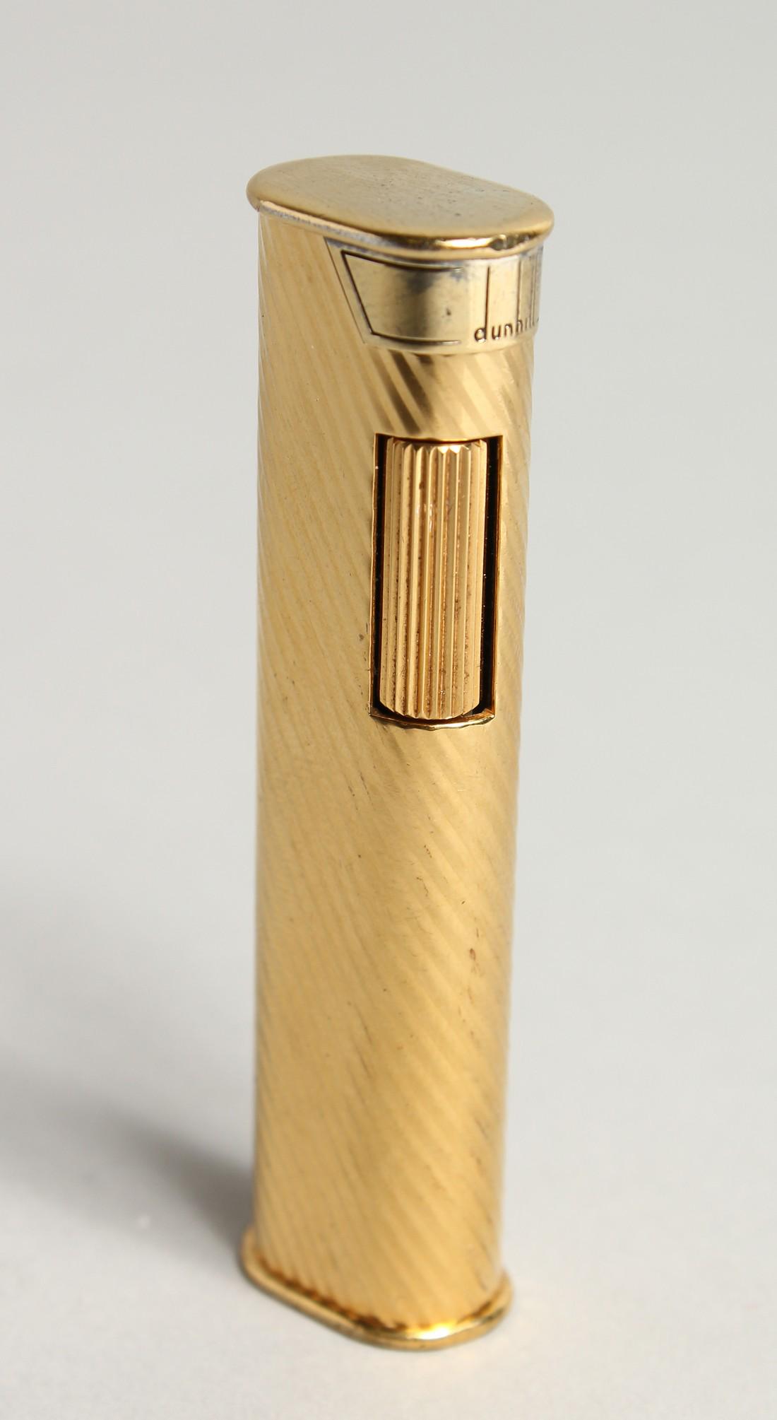 A LADIES GILT DUNHILL LIGHTER: A LADIES GILT DUNHILL LIGHTER