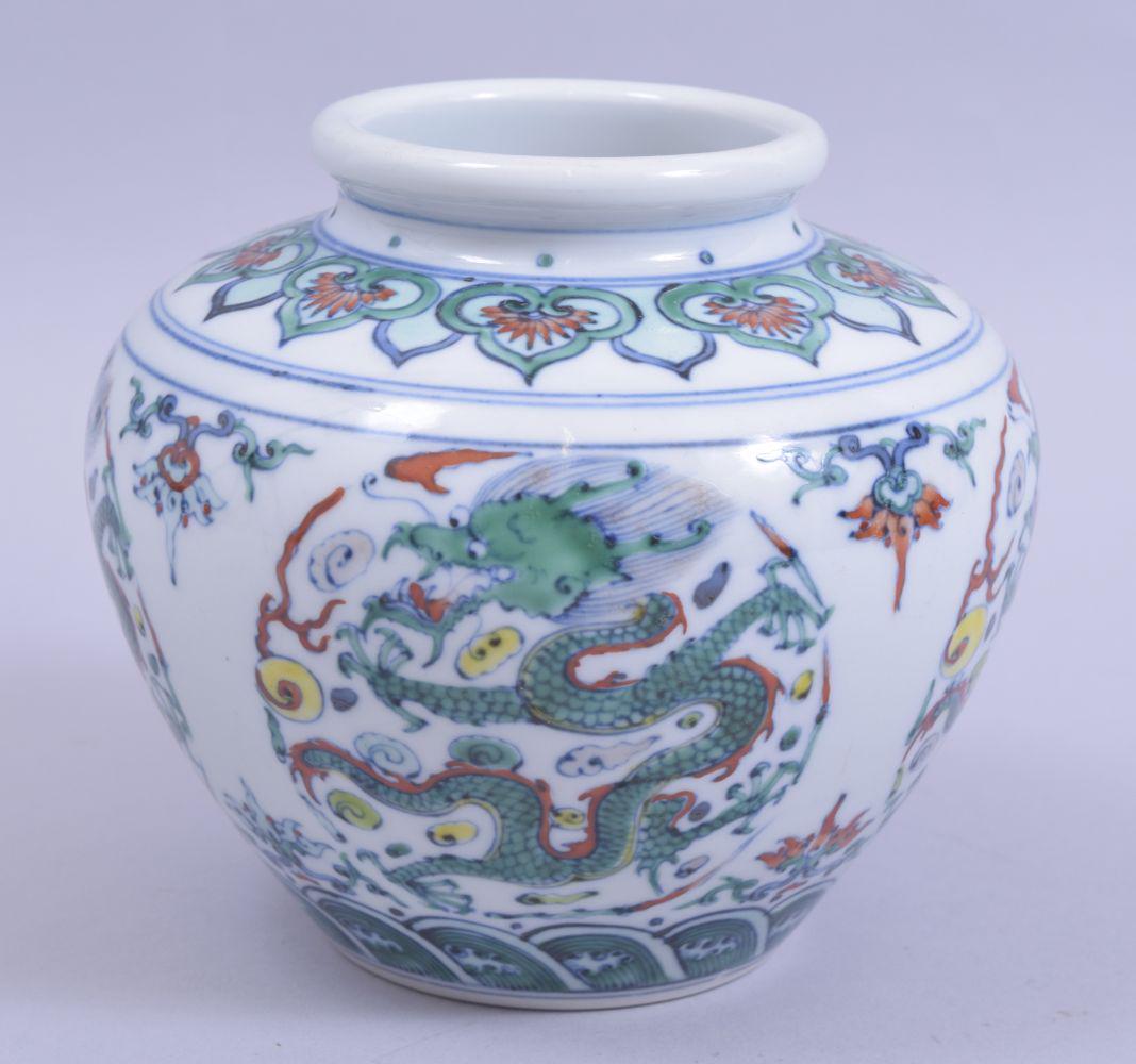 A CHINESE KANGXI STYLE FAMILLE VERTE PORCELAIN DRAGON: A CHINESE KANGXI STYLE FAMILLE VERTE PORCELAIN DRAGON JAR, six character mark to base, 17cm diameter.