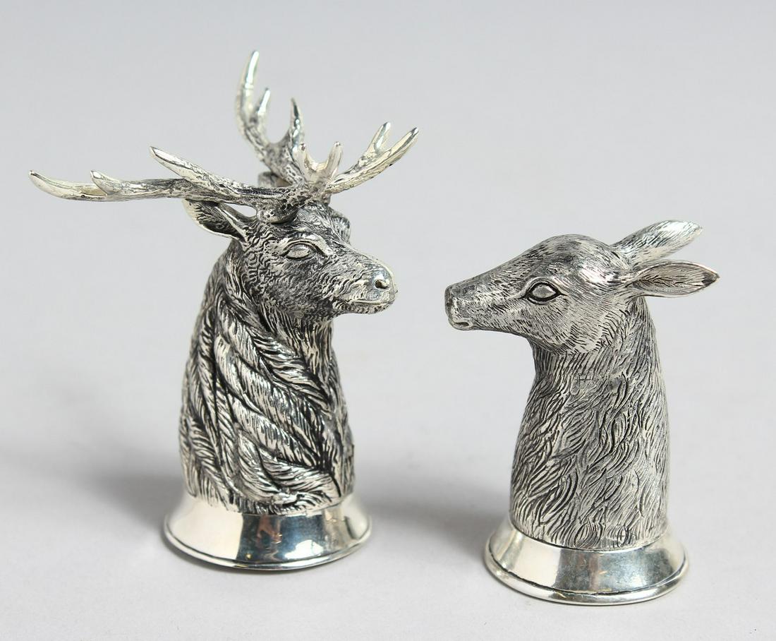 A PAIR OF .800 WHITE METAL STAG AND DEER SALTS AND PEPPERS.: A PAIR OF .800 WHITE METAL STAG AND DEER SALTS AND PEPPERS.