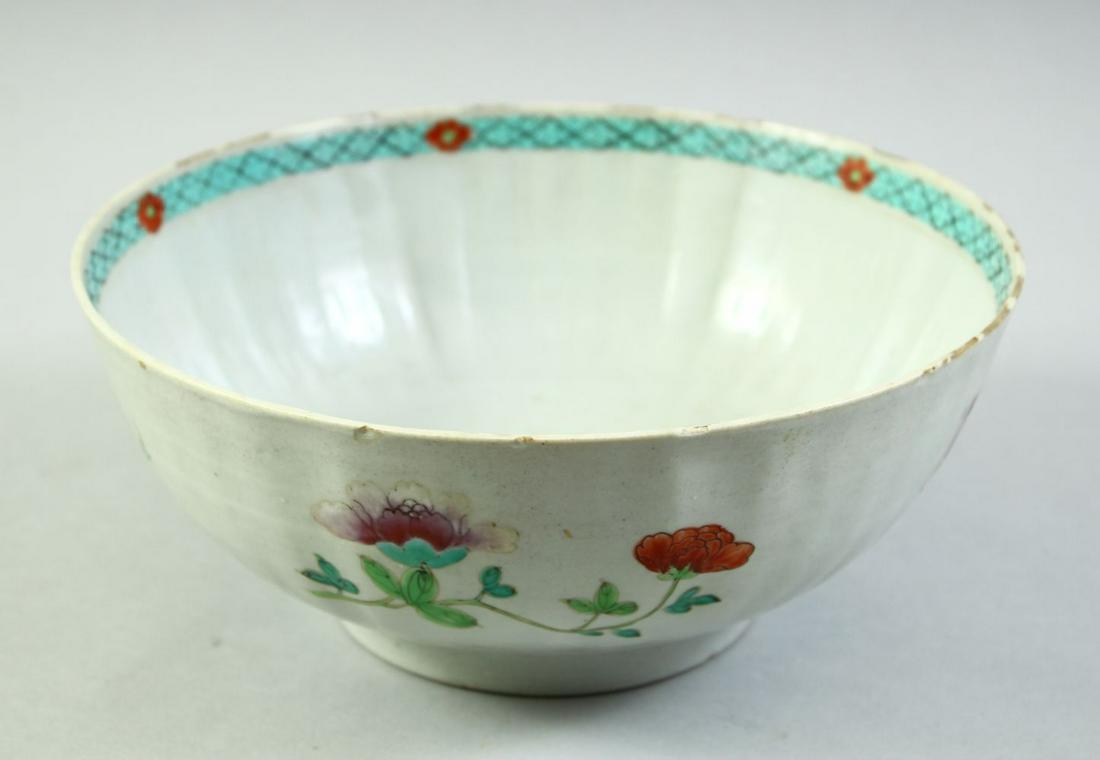 A CHINESE FAMILLE ROSE PORCELAIN BOWL, decorated with flowers, 23.5cm diameter: A CHINESE FAMILLE ROSE PORCELAIN BOWL, decorated with flowers, 23.5cm diameter