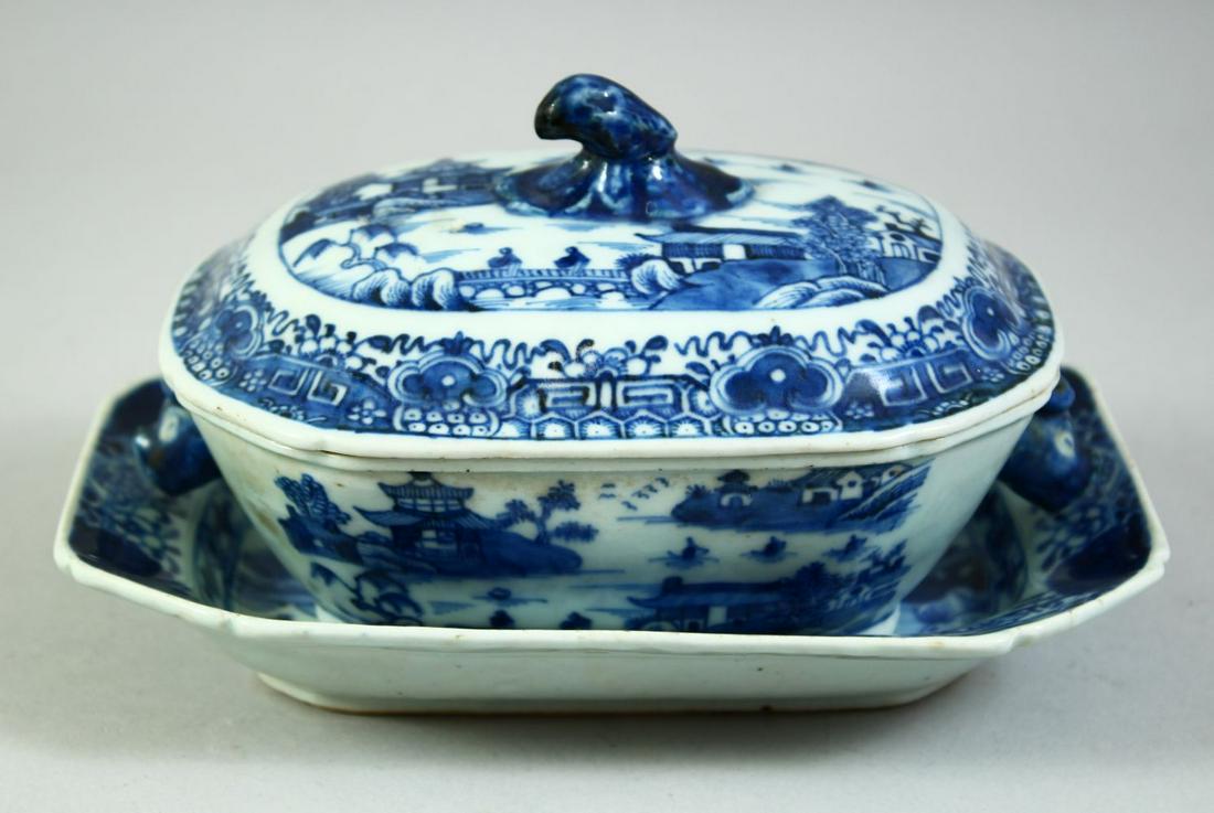 A CHINESE BLUE AND WHITE PORCELAIN TUREEN, COVER AND STAND, tureen 17cm long, (3 pieces).: A CHINESE BLUE AND WHITE PORCELAIN TUREEN, COVER AND STAND, tureen 17cm long, (3 pieces).