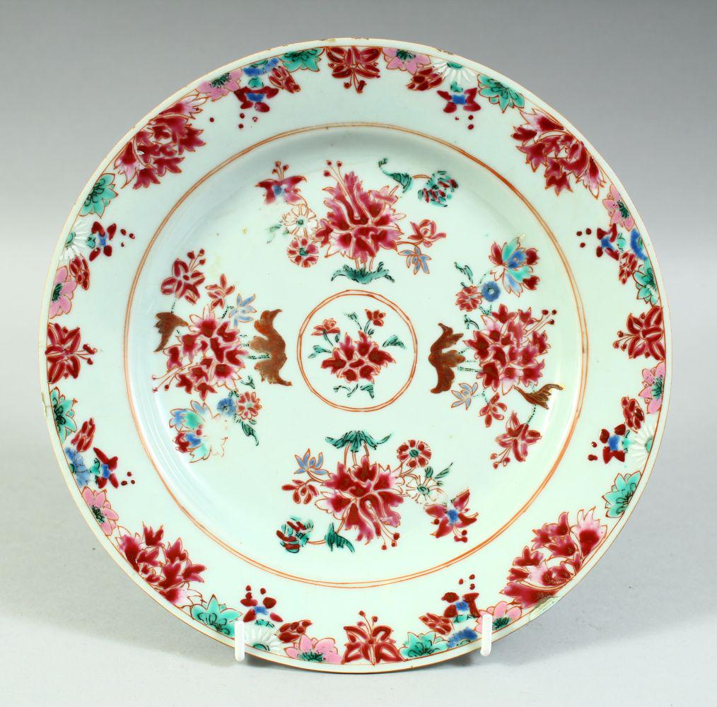 A CHINESE FAMILLE ROSE PORCELAIN PLATE, 23.5cm diameter.: A CHINESE FAMILLE ROSE PORCELAIN PLATE, 23.5cm diameter.